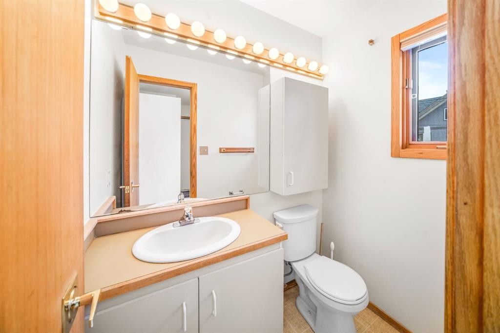 8-838 3Rd Street, Canmore, AB - Indoor Photo Showing Bathroom