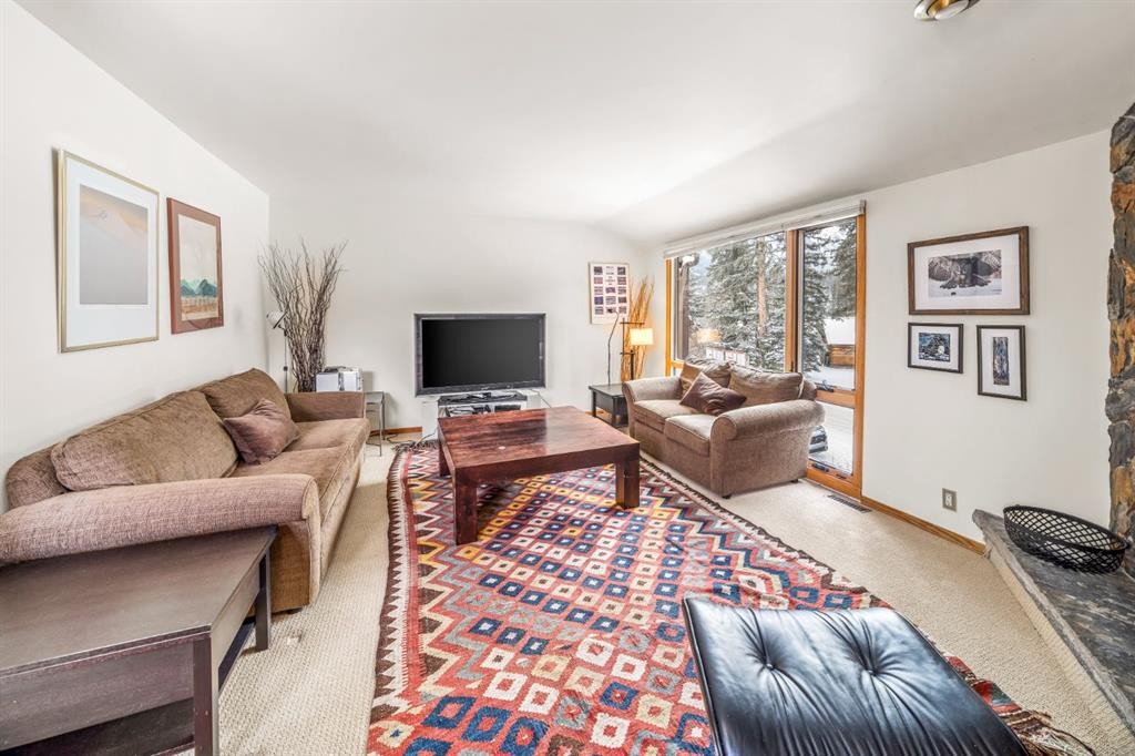 8-838 3Rd Street, Canmore, AB - Indoor Photo Showing Living Room