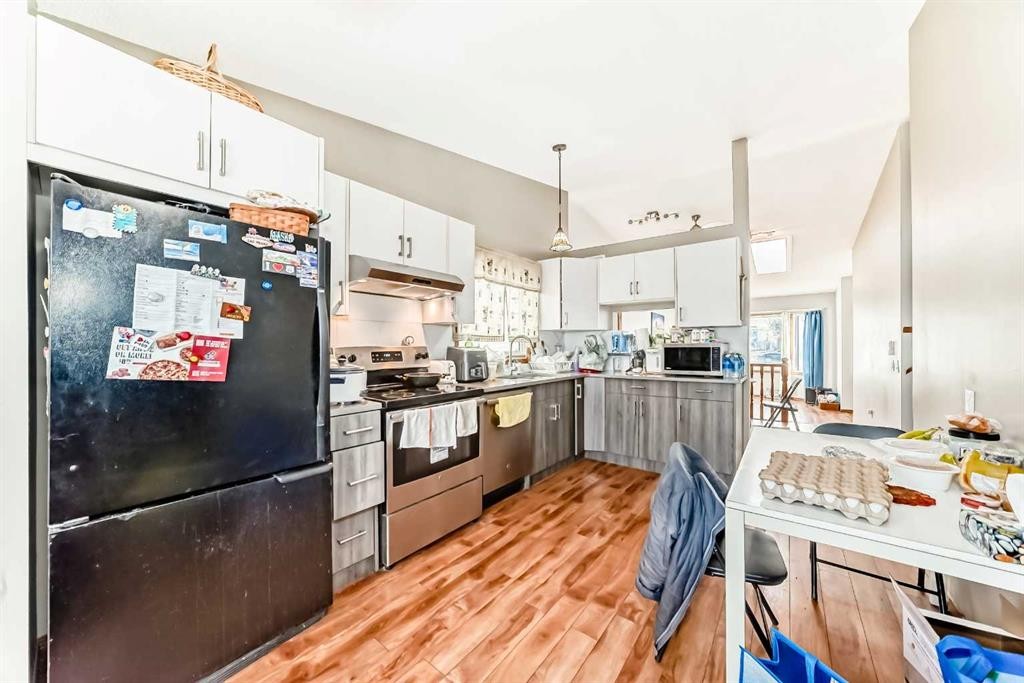 179 Hawkwood Boulevard Nw, Calgary, AB - Indoor Photo Showing Kitchen With Upgraded Kitchen