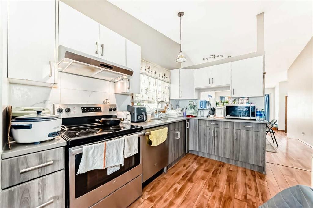 179 Hawkwood Boulevard Nw, Calgary, AB - Indoor Photo Showing Kitchen