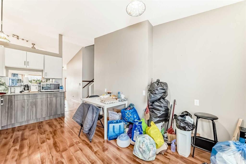 179 Hawkwood Boulevard Nw, Calgary, AB - Indoor Photo Showing Kitchen