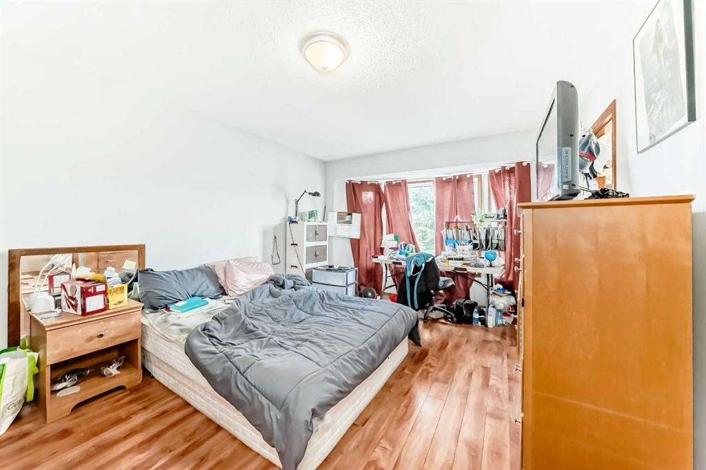 179 Hawkwood Boulevard Nw, Calgary, AB - Indoor Photo Showing Bedroom
