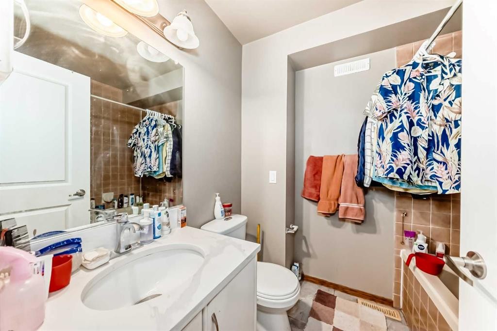 179 Hawkwood Boulevard Nw, Calgary, AB - Indoor Photo Showing Bathroom