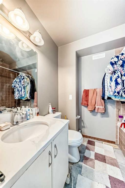 179 Hawkwood Boulevard Nw, Calgary, AB - Indoor Photo Showing Bathroom