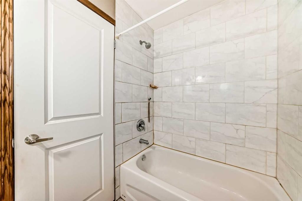 179 Hawkwood Boulevard Nw, Calgary, AB - Indoor Photo Showing Bathroom