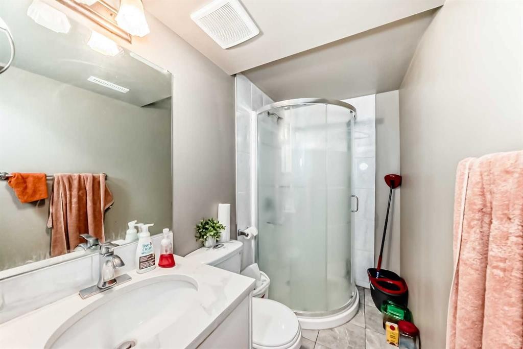 179 Hawkwood Boulevard Nw, Calgary, AB - Indoor Photo Showing Bathroom