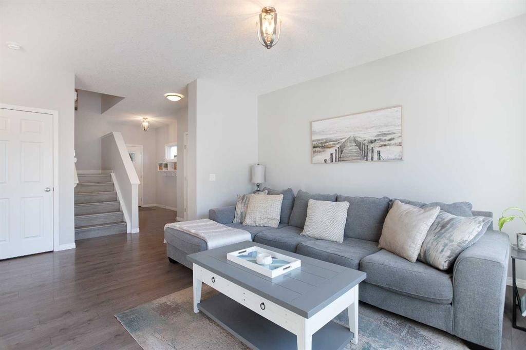 250 Hillcrest Heights Sw, Airdrie, AB - Indoor Photo Showing Living Room