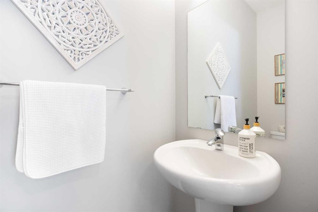 250 Hillcrest Heights Sw, Airdrie, AB - Indoor Photo Showing Bathroom