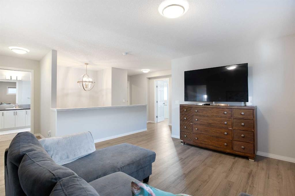 250 Hillcrest Heights Sw, Airdrie, AB - Indoor Photo Showing Living Room