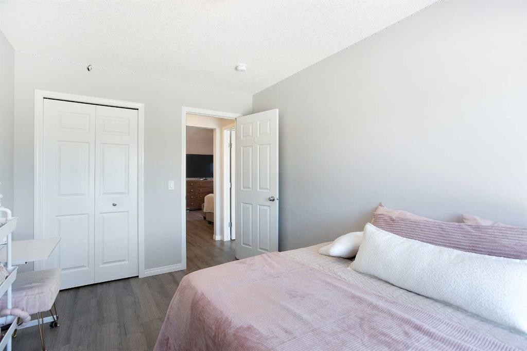 250 Hillcrest Heights Sw, Airdrie, AB - Indoor Photo Showing Bedroom