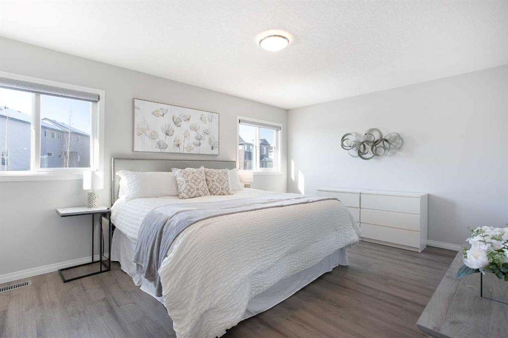 250 Hillcrest Heights Sw, Airdrie, AB - Indoor Photo Showing Bedroom