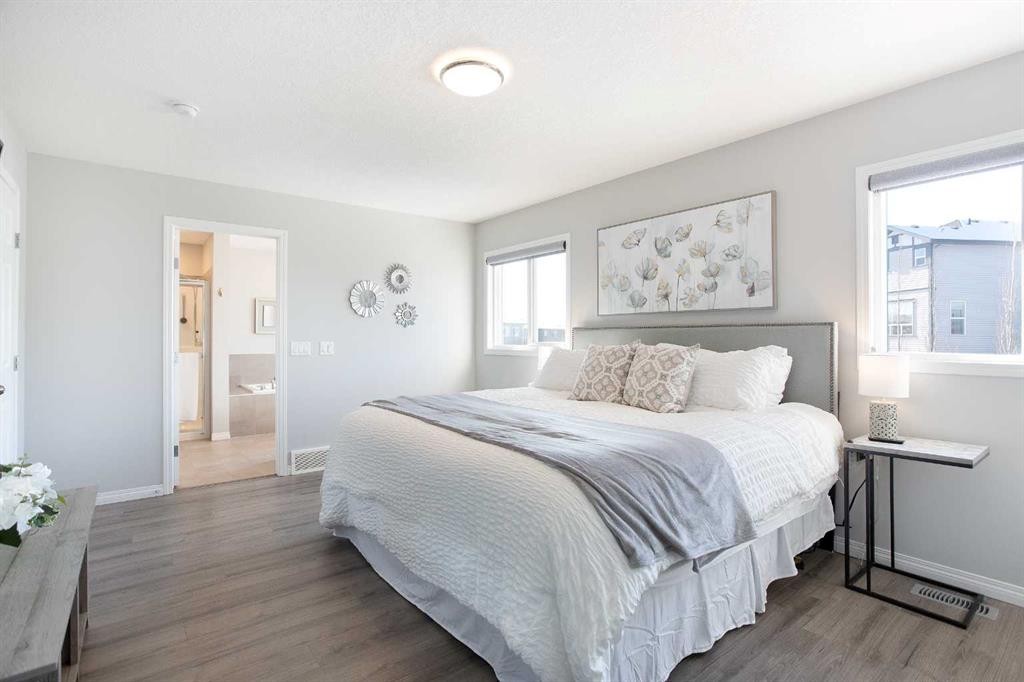 250 Hillcrest Heights Sw, Airdrie, AB - Indoor Photo Showing Bedroom