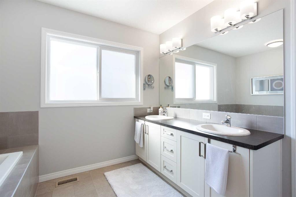 250 Hillcrest Heights Sw, Airdrie, AB - Indoor Photo Showing Bathroom