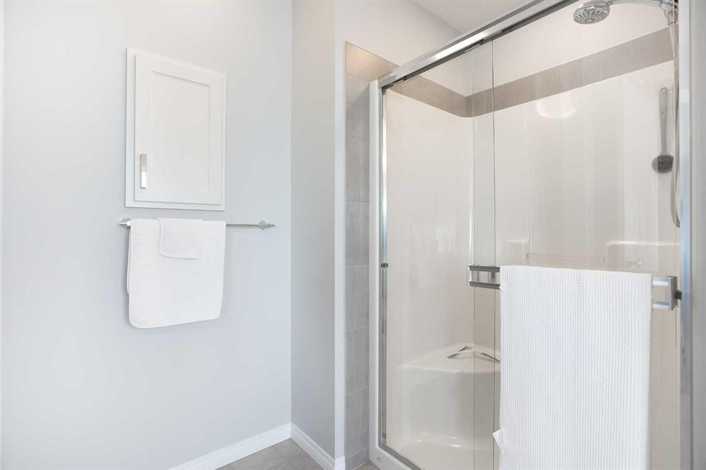 250 Hillcrest Heights Sw, Airdrie, AB - Indoor Photo Showing Bathroom