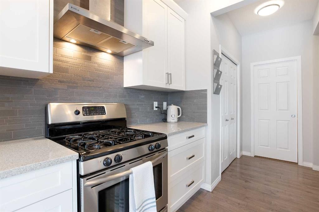 250 Hillcrest Heights Sw, Airdrie, AB - Indoor Photo Showing Kitchen