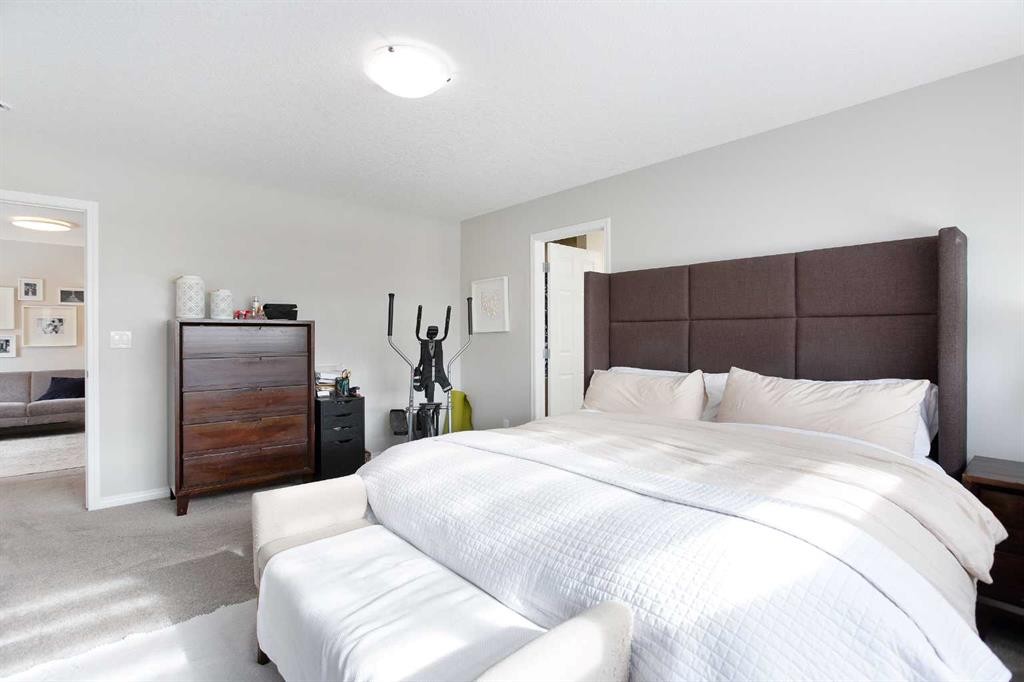 2 Osborne Common Sw, Airdrie, AB - Indoor Photo Showing Bedroom