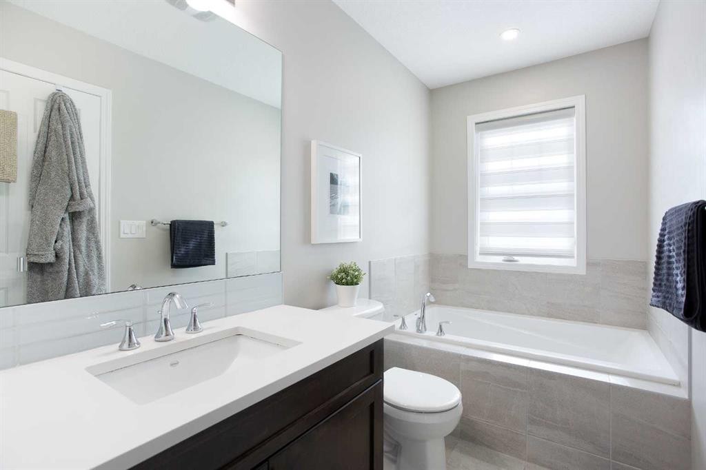 2 Osborne Common Sw, Airdrie, AB - Indoor Photo Showing Bathroom