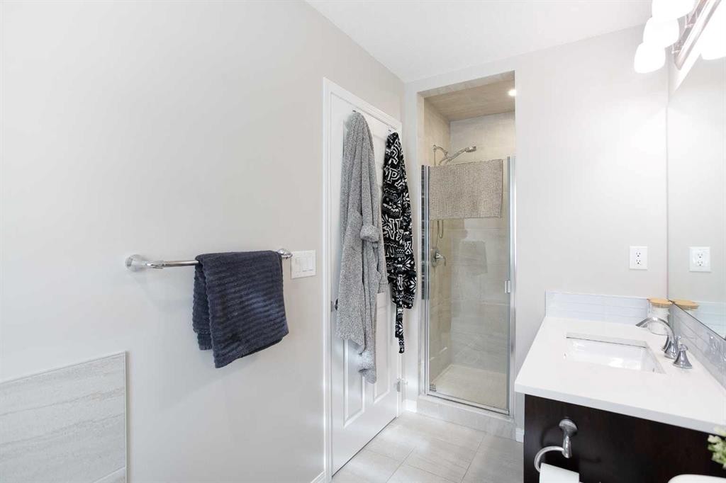 2 Osborne Common Sw, Airdrie, AB - Indoor Photo Showing Bathroom