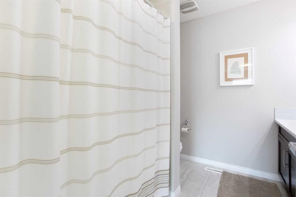 2 Osborne Common Sw, Airdrie, AB - Indoor Photo Showing Bathroom