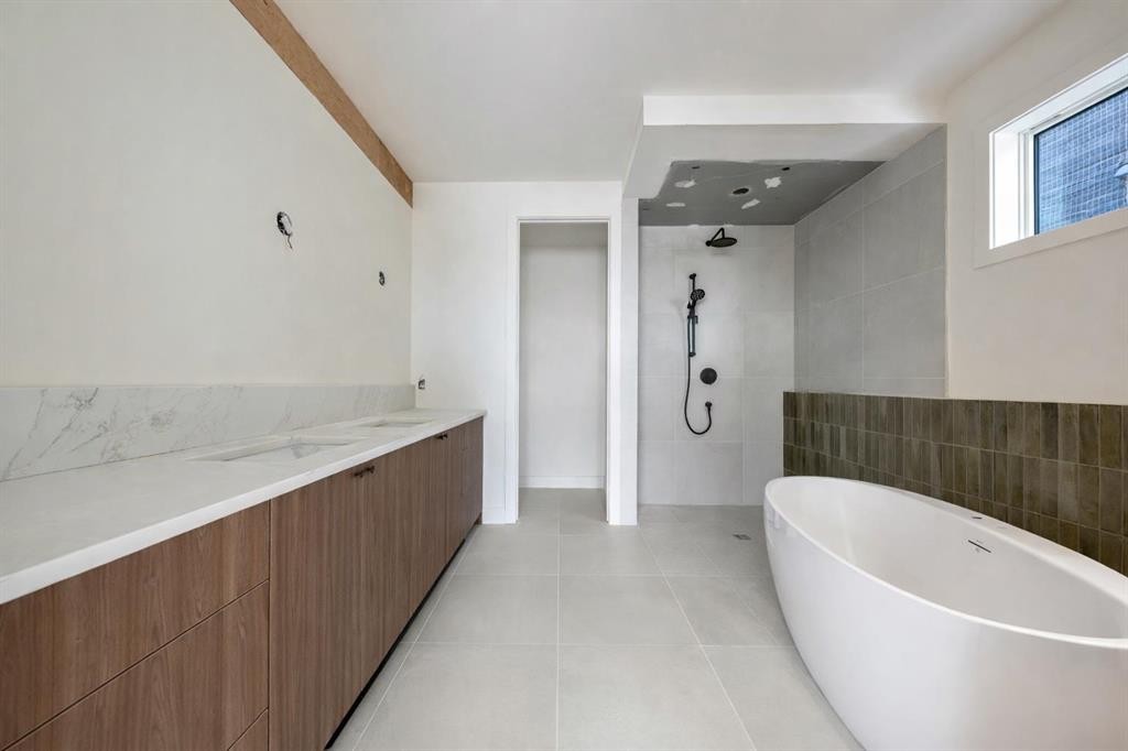 710 Bridge Crescent Ne, Calgary, AB - Indoor Photo Showing Bathroom