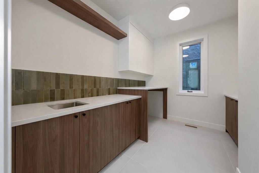 710 Bridge Crescent Ne, Calgary, AB - Indoor