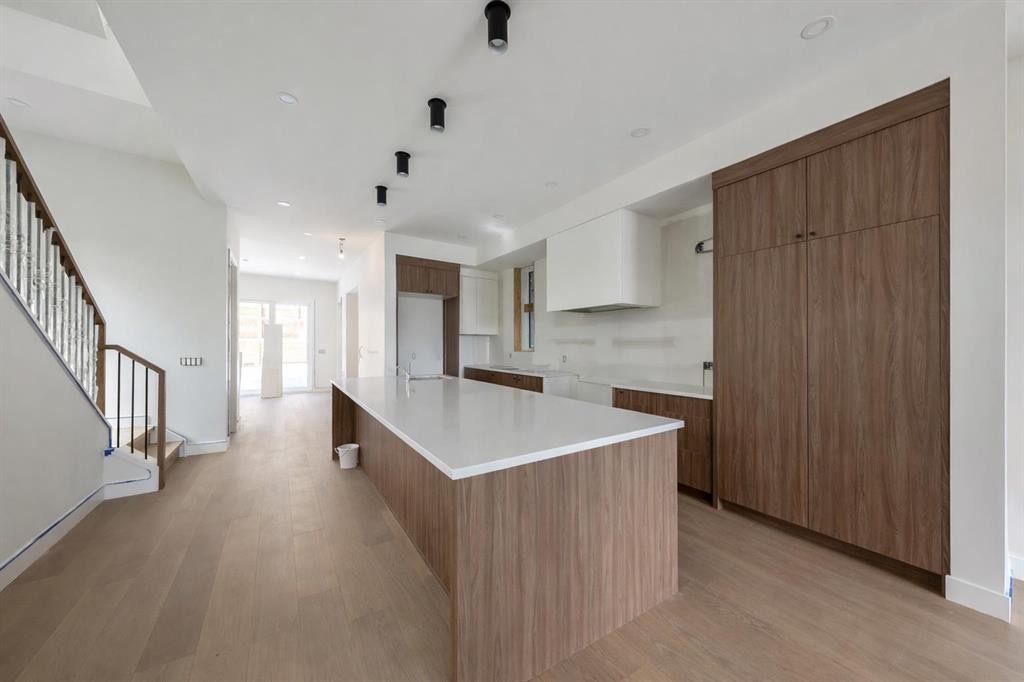 710 Bridge Crescent Ne, Calgary, AB - Indoor