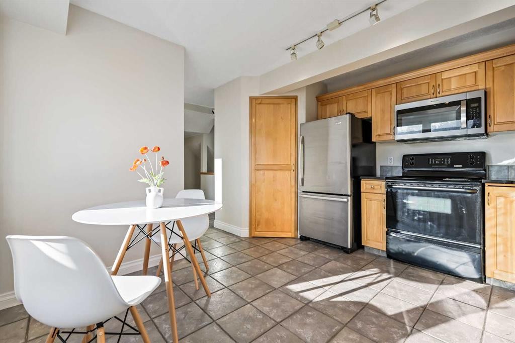 392 Killarney Glen Court Sw, Calgary, AB - Indoor Photo Showing Kitchen