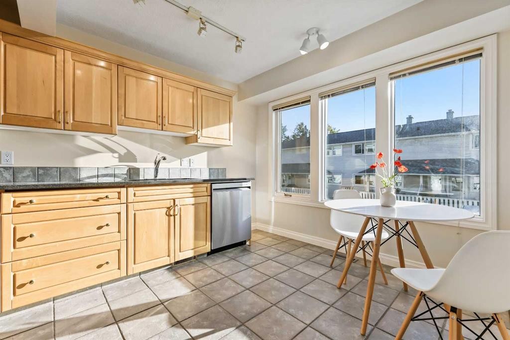 392 Killarney Glen Court Sw, Calgary, AB - Indoor Photo Showing Kitchen