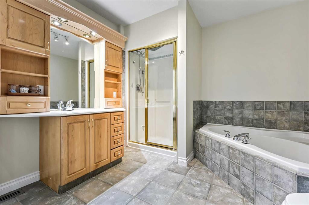 392 Killarney Glen Court Sw, Calgary, AB - Indoor Photo Showing Bathroom
