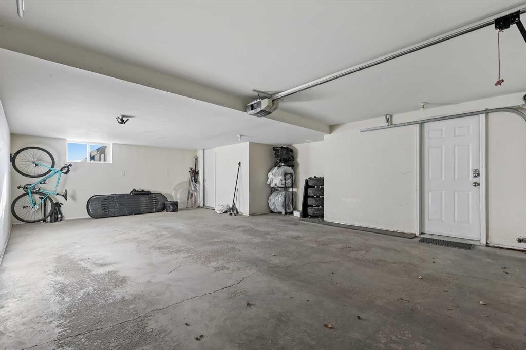 392 Killarney Glen Court Sw, Calgary, AB - Indoor Photo Showing Garage