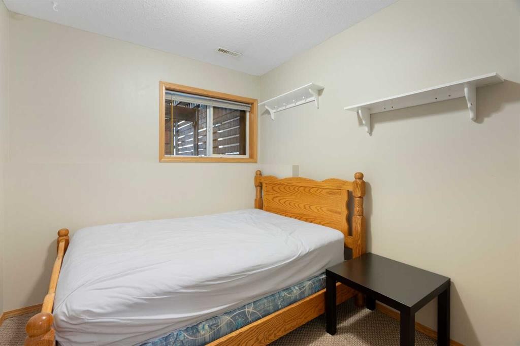 622 3 Street, Strathmore, AB - Indoor Photo Showing Bedroom