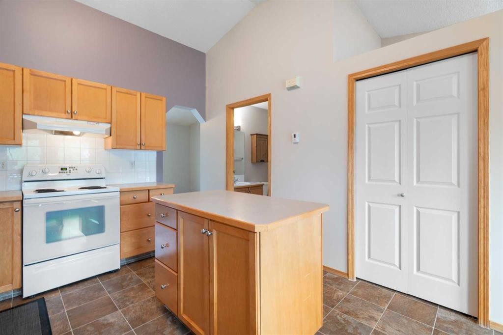 622 3 Street, Strathmore, AB - Indoor Photo Showing Kitchen
