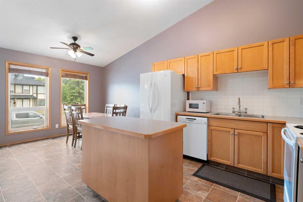 622 3 Street, Strathmore, AB - Indoor Photo Showing Kitchen With Double Sink