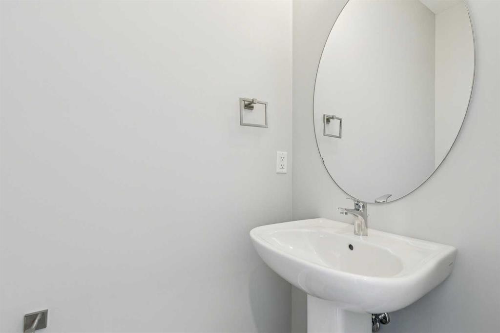 12 Willow Park Point, Cochrane, AB - Indoor Photo Showing Bathroom