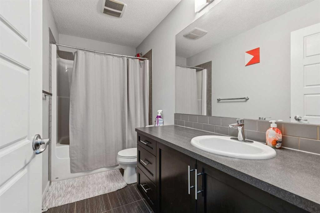 325 Evanspark Gardens Nw, Calgary, AB - Indoor Photo Showing Bathroom