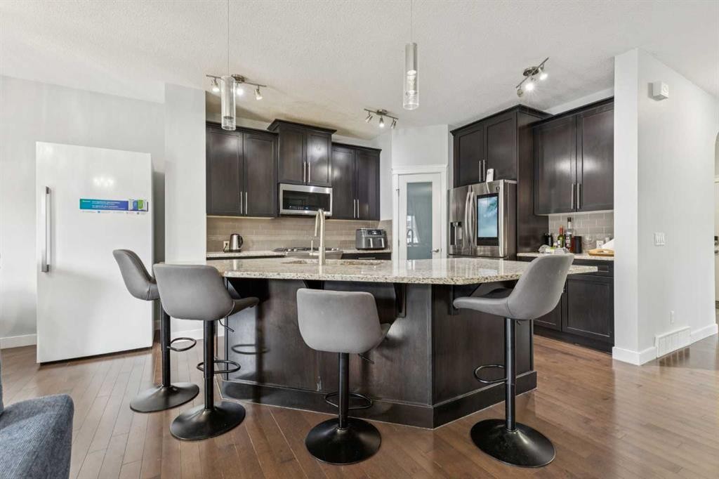 325 Evanspark Gardens Nw, Calgary, AB - Indoor Photo Showing Kitchen With Upgraded Kitchen