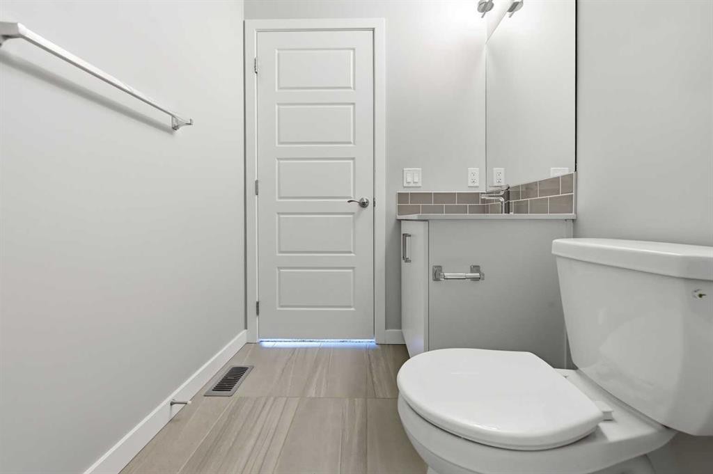125-301 Redstone Boulevard Ne, Calgary, AB - Indoor Photo Showing Bathroom