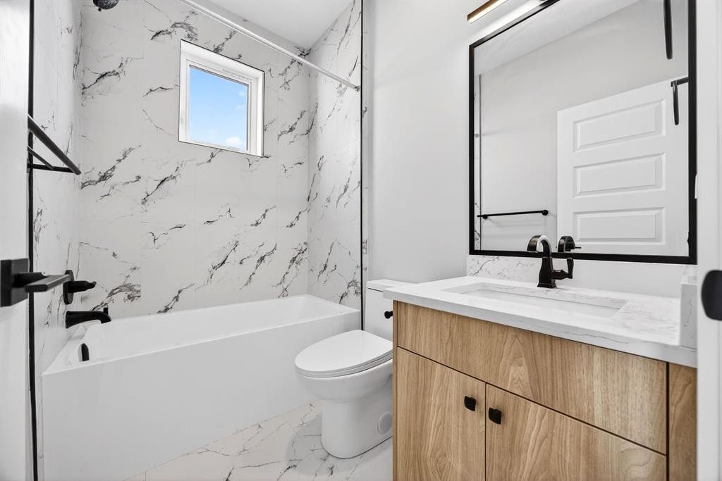 3426 Victory Way, Olds, AB - Indoor Photo Showing Bathroom