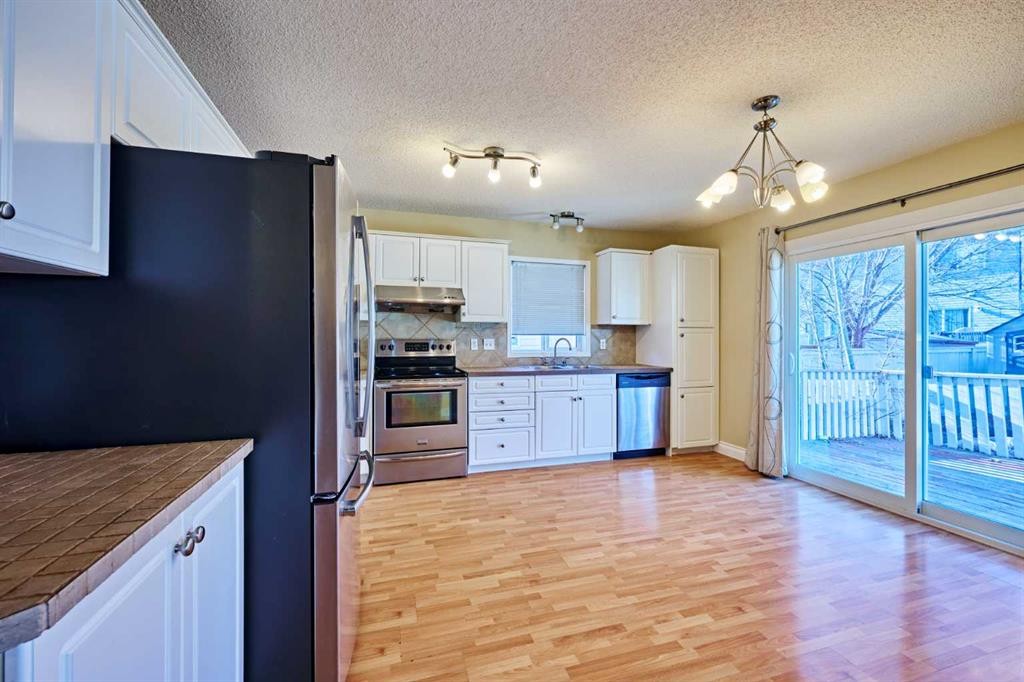 215 Coventry Green Ne, Calgary, AB - Indoor Photo Showing Kitchen