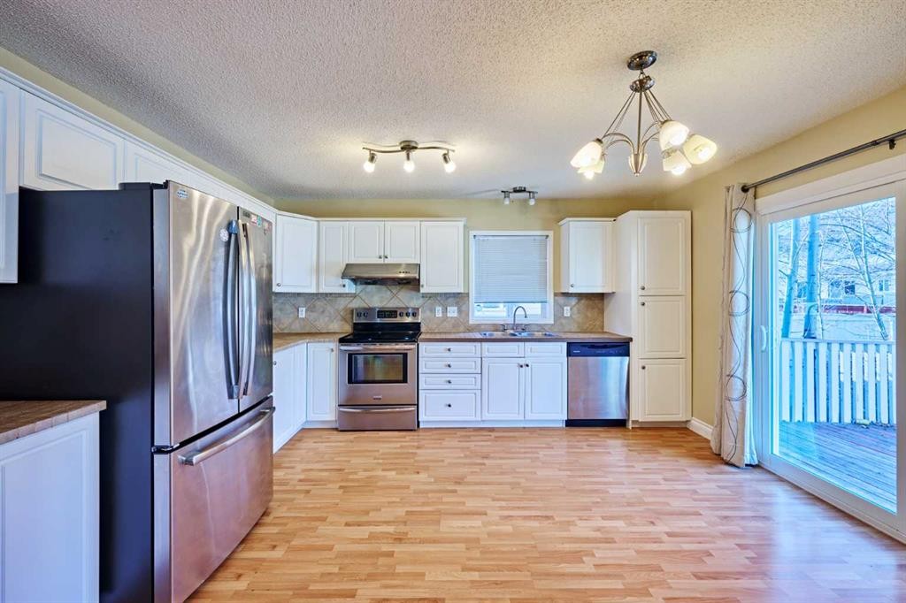 215 Coventry Green Ne, Calgary, AB - Indoor Photo Showing Kitchen