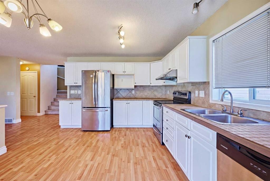 215 Coventry Green Ne, Calgary, AB - Indoor Photo Showing Kitchen With Double Sink