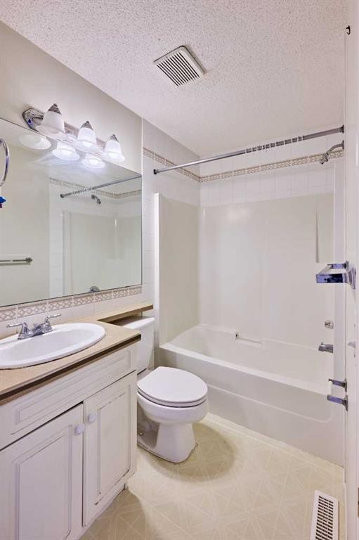 215 Coventry Green Ne, Calgary, AB - Indoor Photo Showing Bathroom