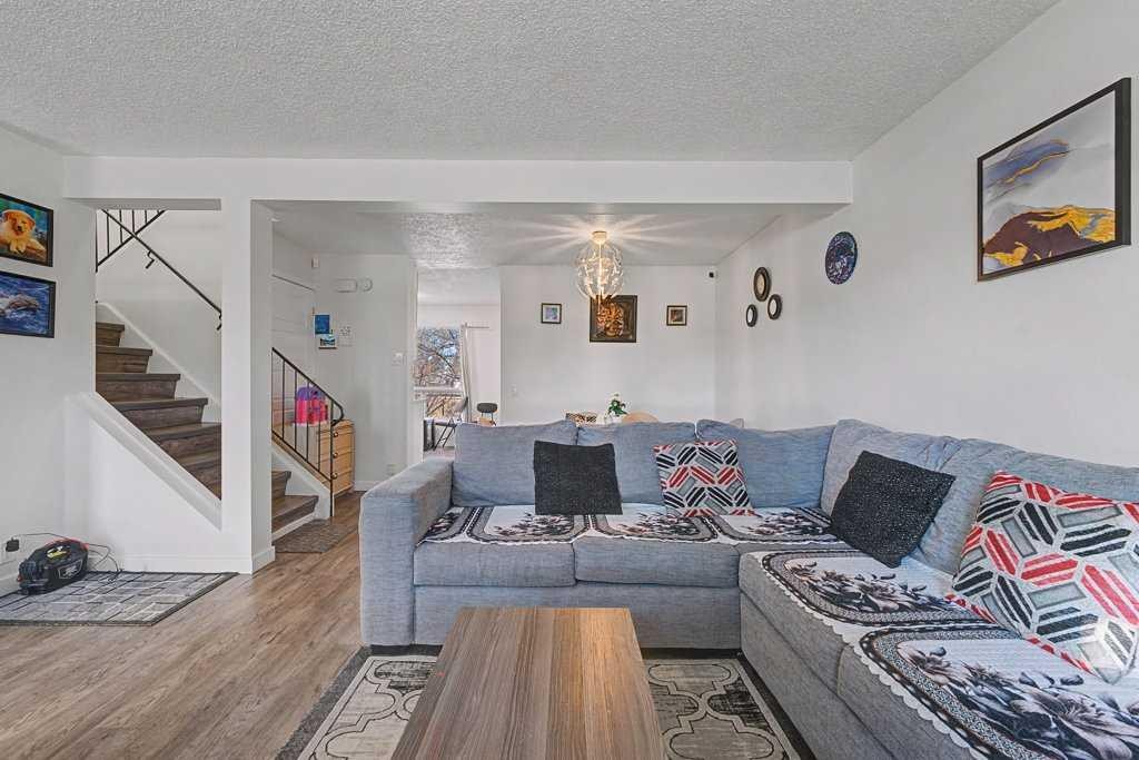 332 Abinger Crescent Ne, Calgary, AB - Indoor Photo Showing Living Room