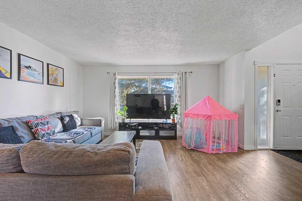 332 Abinger Crescent Ne, Calgary, AB - Indoor Photo Showing Living Room