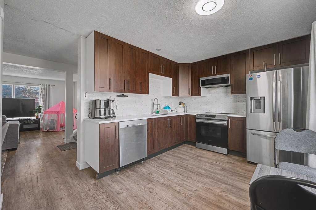 332 Abinger Crescent Ne, Calgary, AB - Indoor Photo Showing Kitchen With Stainless Steel Kitchen