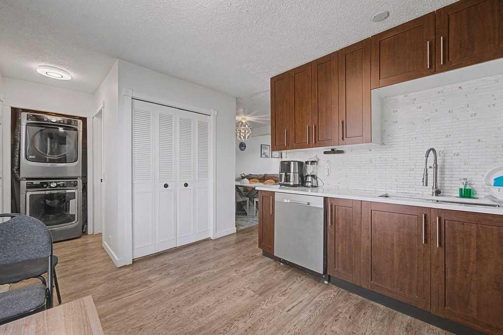 332 Abinger Crescent Ne, Calgary, AB - Indoor Photo Showing Kitchen
