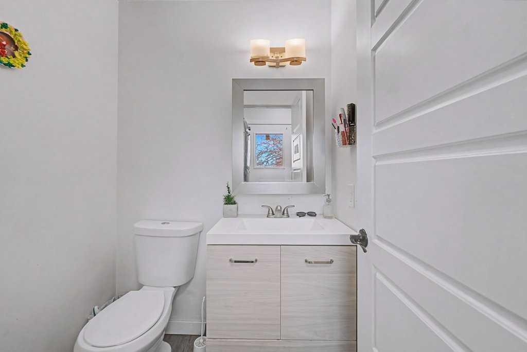 332 Abinger Crescent Ne, Calgary, AB - Indoor Photo Showing Bathroom