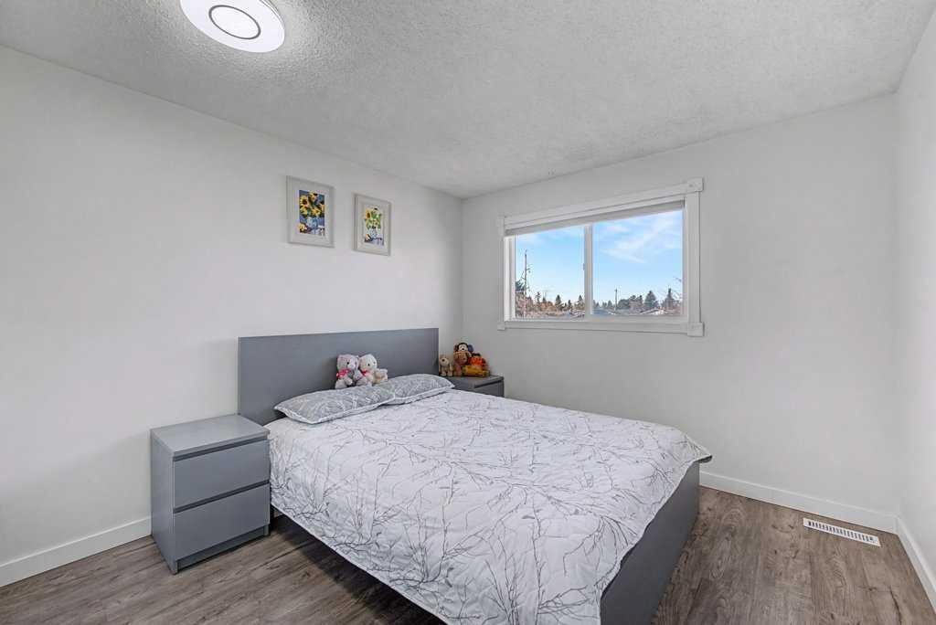 332 Abinger Crescent Ne, Calgary, AB - Indoor Photo Showing Bedroom