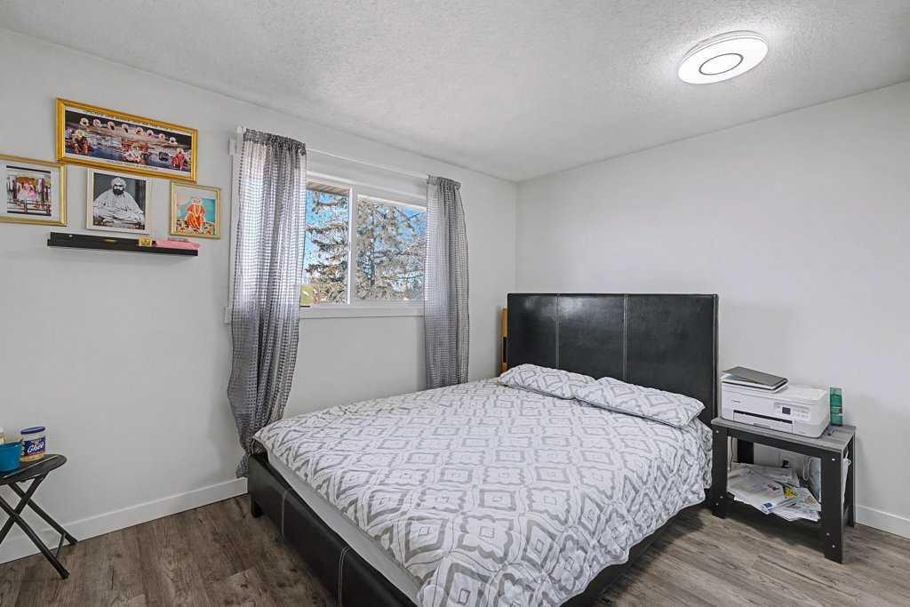 332 Abinger Crescent Ne, Calgary, AB - Indoor Photo Showing Bedroom