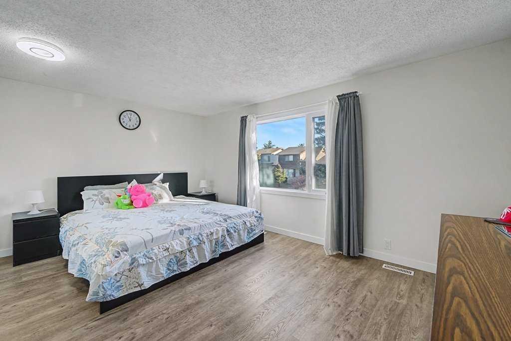 332 Abinger Crescent Ne, Calgary, AB - Indoor Photo Showing Bedroom